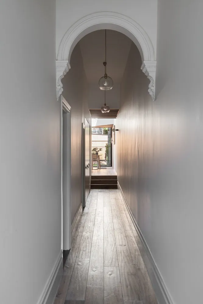 照片：斯堪的纳风格门厅，现代，房屋，白色，黑色，米色，家居与花园 – 网站上的照片