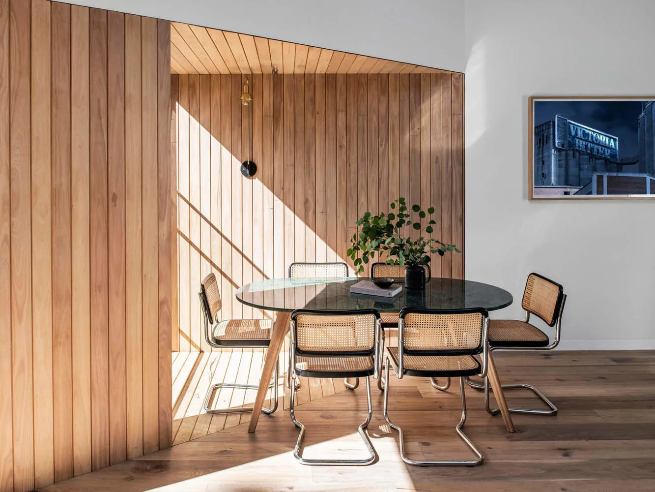 照片：生态风格厨房与餐厅，现代，房屋，白色，黑色，米色，家居与花园 – 网站上的照片