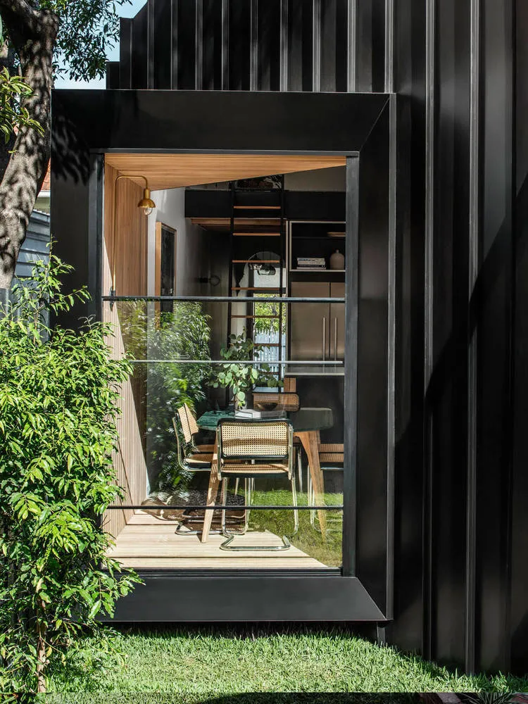 照片：生态风格厨房与餐厅，现代，房屋，白色，黑色，米色，家居与花园 – 网站上的照片