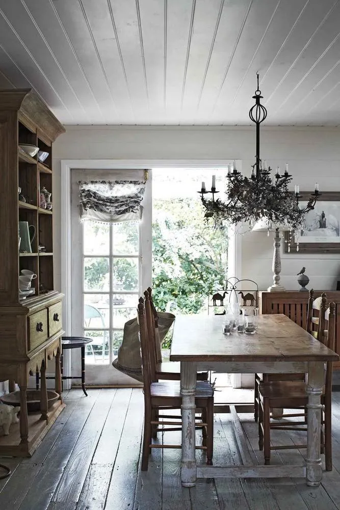 餐厅中的烛台装饰有常春藤和浆果。