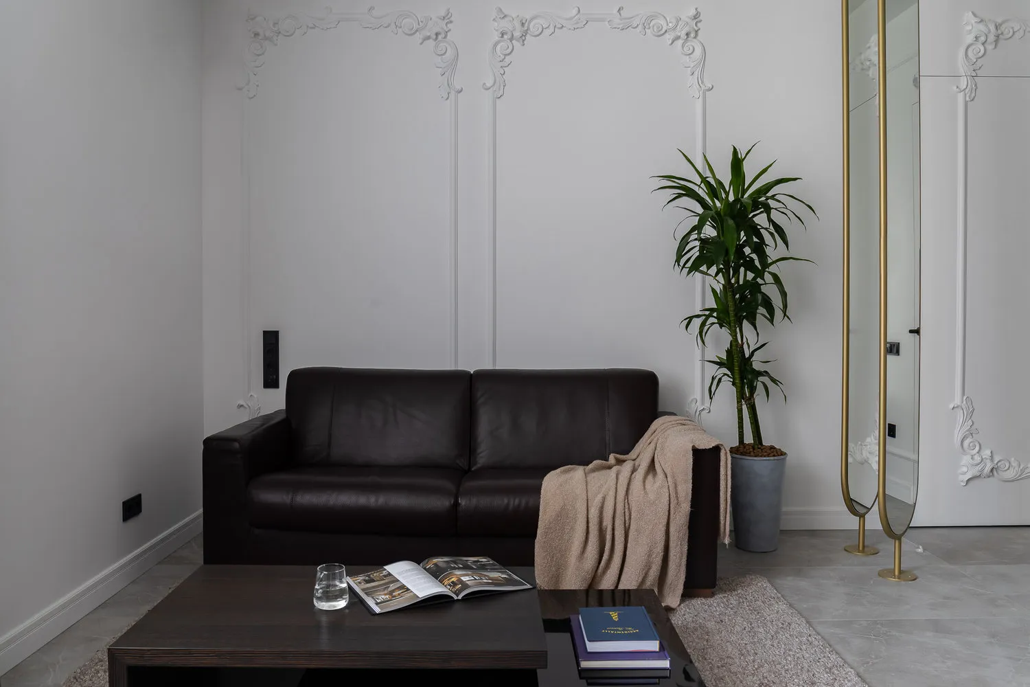 Foto: Sala de estar en estilo moderno, clásico, decoración del interior, apartamento, proyecto de la semana, San Petersburgo, 2 habitaciones, 60-90 metros, Maria Sofronova – foto en nuestro sitio web