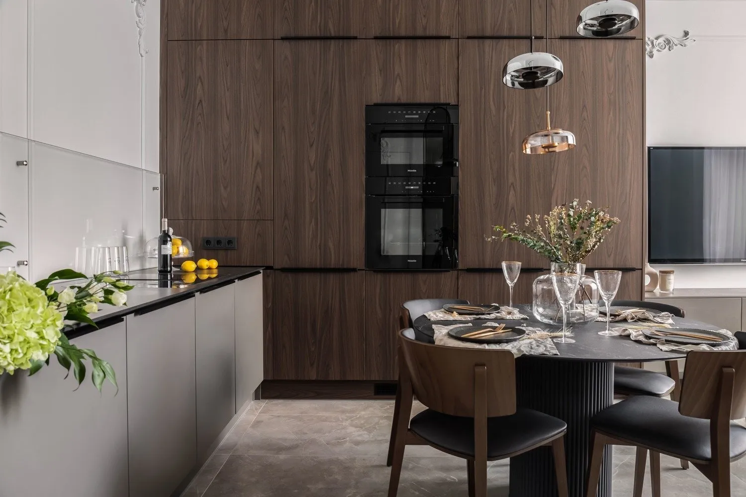 Los grandes compartimentos estaban planeados originalmente en color avellana, lo que hacía que el costo de esta construcción fuera bastante elevado. Como alternativa, propusimos al cliente una imitación de este acabado en la línea Egger. Visualmente se ve bien, con un tono frío y noble, además no tiende a amarillear como la madera natural. Y también es dos veces más barato — el cliente quedó satisfecho.