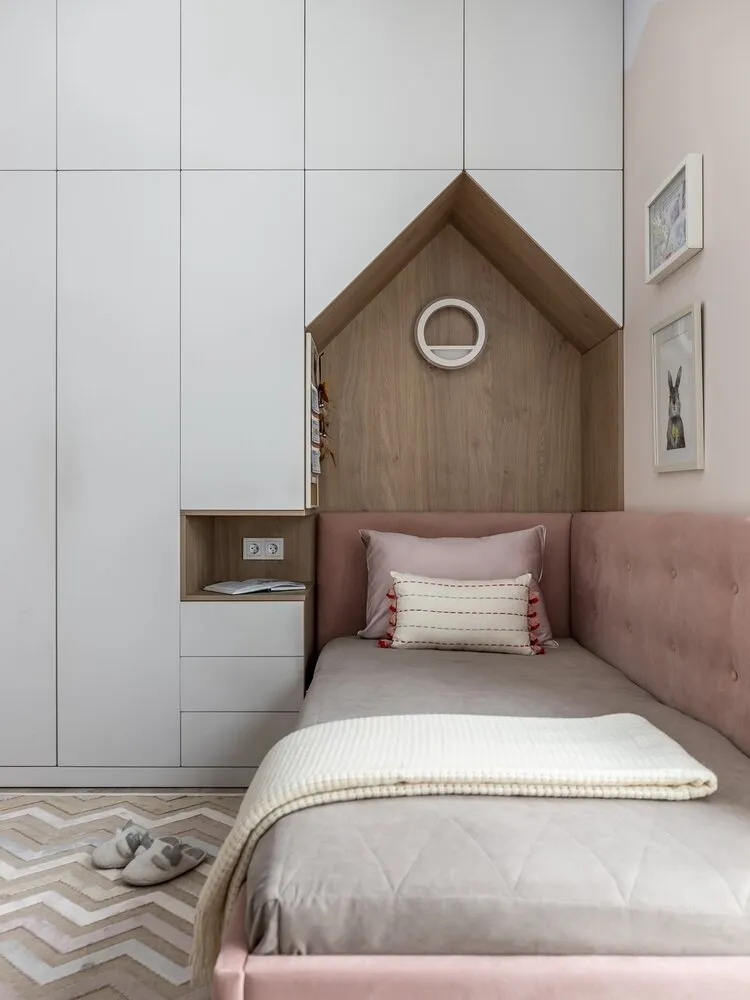 El dibujo en la parte superior de los papel pintado pasa a la pintura, que se colorea específicamente para combinar con el color del papel.