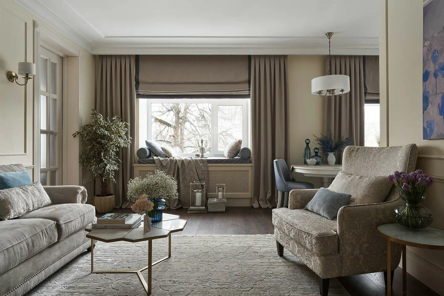 Los radiadores de calefacción se cubrieron con rejillas decorativas y sobre el alféizar colocamos un colchón para poder sentarse allí.