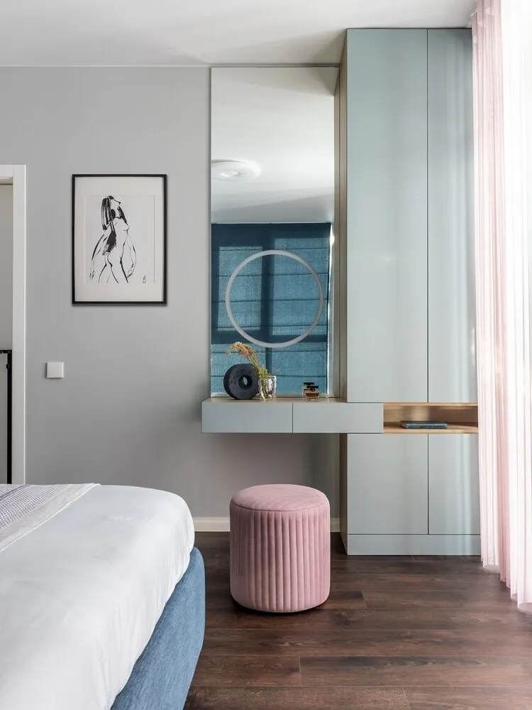 La elección de muebles se basó en tres criterios: comodidad, antivandalismo y estética. Cada artículo se seleccionó especialmente para satisfacer todos estos aspectos.