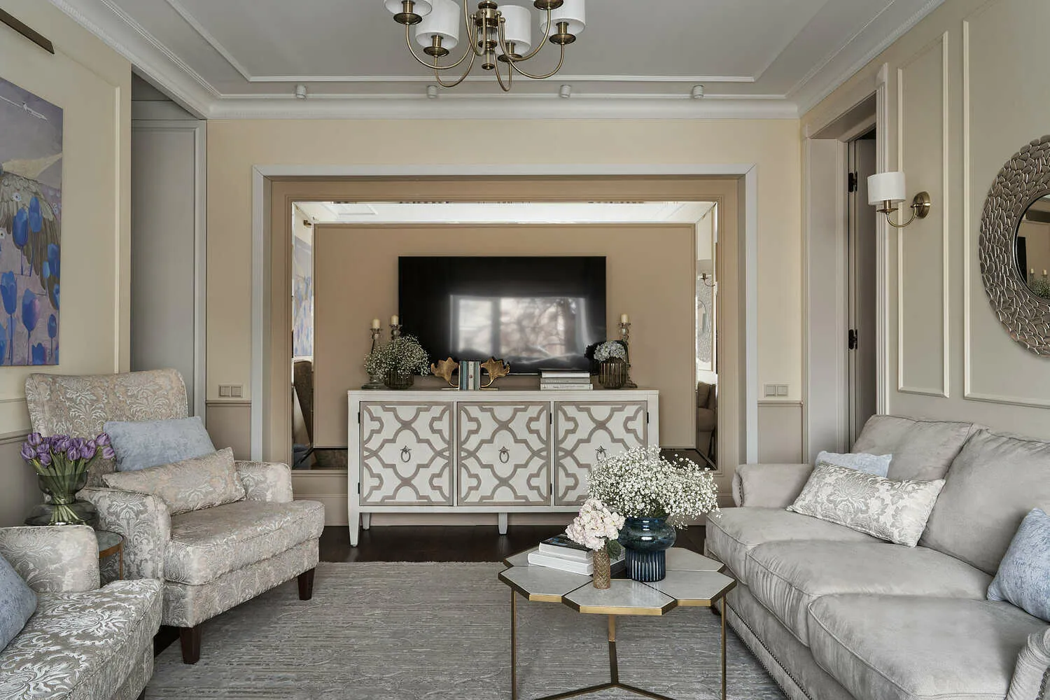 Como revestimiento del suelo se eligió un laminado de muy buena calidad. Nadie de los invitados pudo distinguirlo del tablero de ingeniería real. Pero el precio es casi la mitad.