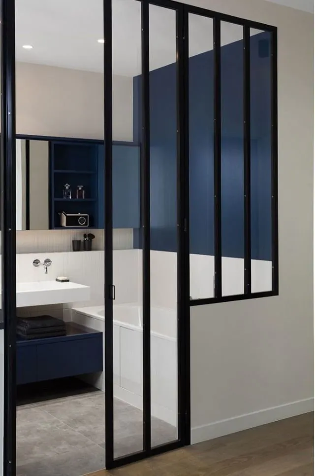 Фотографія: Ванна в стилі Сучасний, Еклектика, Декор інтер'єру, Квартира, Франція, Мінімалізм, Париж, Синій, 4 і більше, Більше 90 метрів – фото на нашому сайті