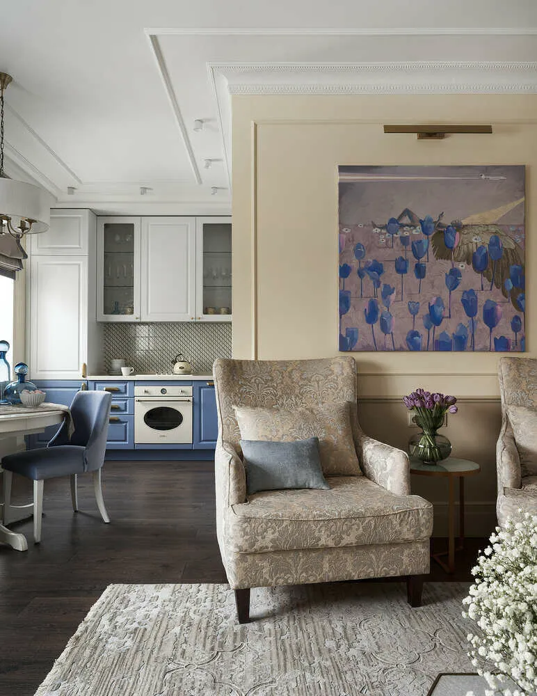 «La decoración principal de la sala es la pintura 'Soñador' de Victoria Fominova. Esta pintura ya estaba en la lista de interés de la decoradora Olga Harlamova. Pero no había un entorno adecuado donde usarla. Nos faltaba precisamente un punto brillante que combinara con la cocina en este espacio. Inmediatamente recordé esta pintura. Y se integró maravillosamente con el diseño. Se convirtió en su punto focal», — comenta la diseñadora.