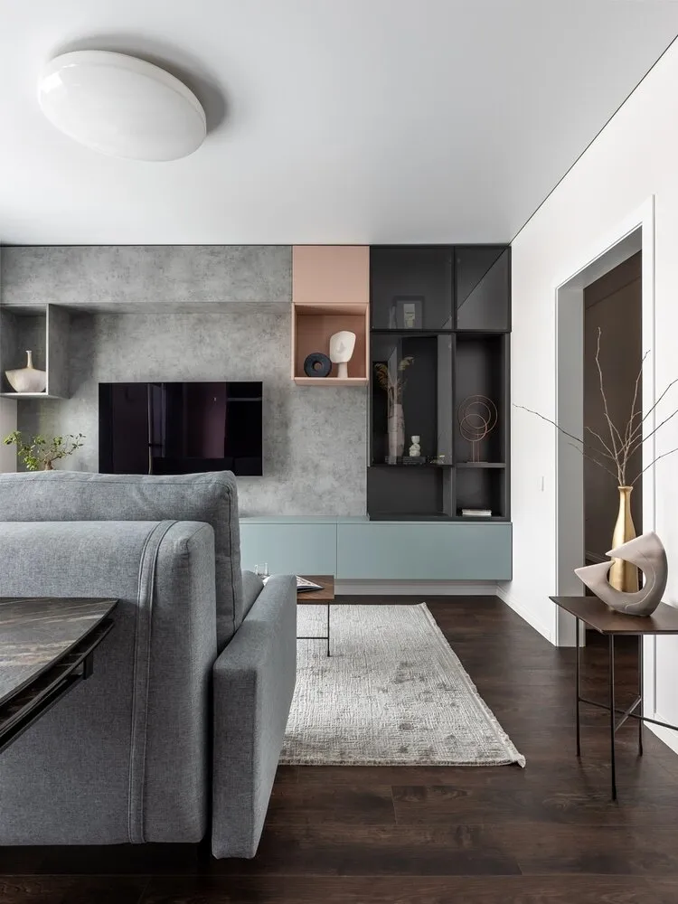 Los clientes querían materiales lo más prácticos posibles, ya que sus hijas son muy creativas y a menudo manchan la mobiliario y acabados con pintura, plastilina o pegamento. En el suelo se usó vinilo cuarzo en todas partes excepto en el baño por su resistencia al desgaste. En las paredes se utilizó pintura resistente a la humedad Derufa.