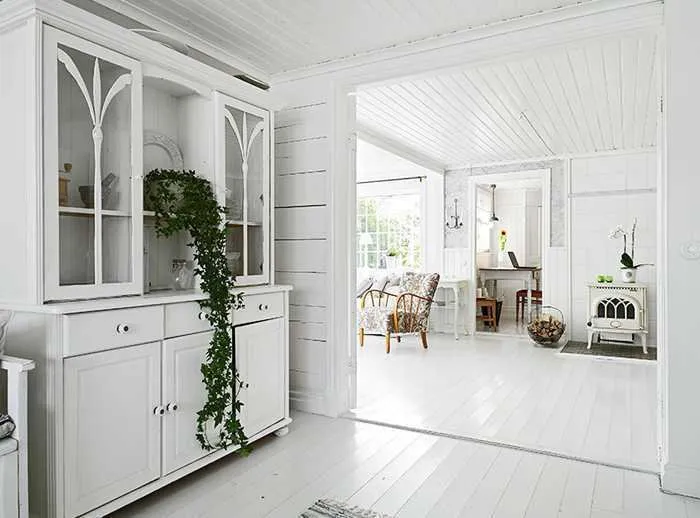 Photo: Kitchen and dining room in Provence and Cottage style, Classic, Scandinavian, House, Sweden, White, Cottage, Beige, House and cottage – photo on our website