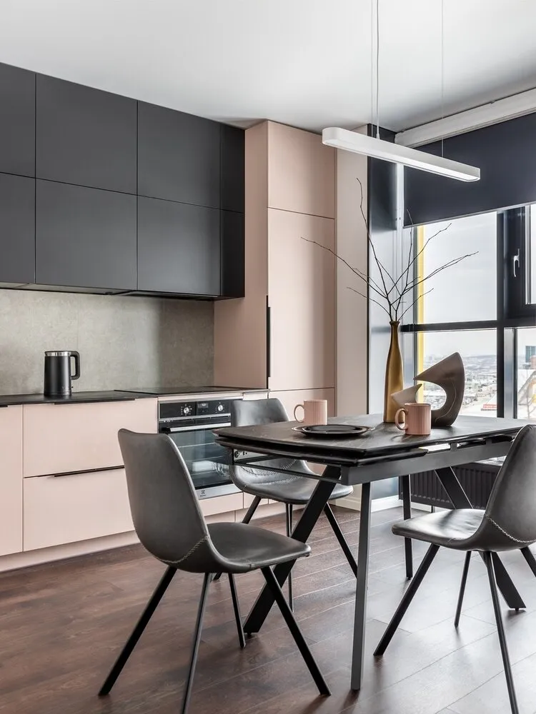 El gran desafío fue elegir una mesa para la cocina. Debe ser compacta cuando está plegada y desplegable para grandes reuniones. Finalmente encontramos este tipo de solución.