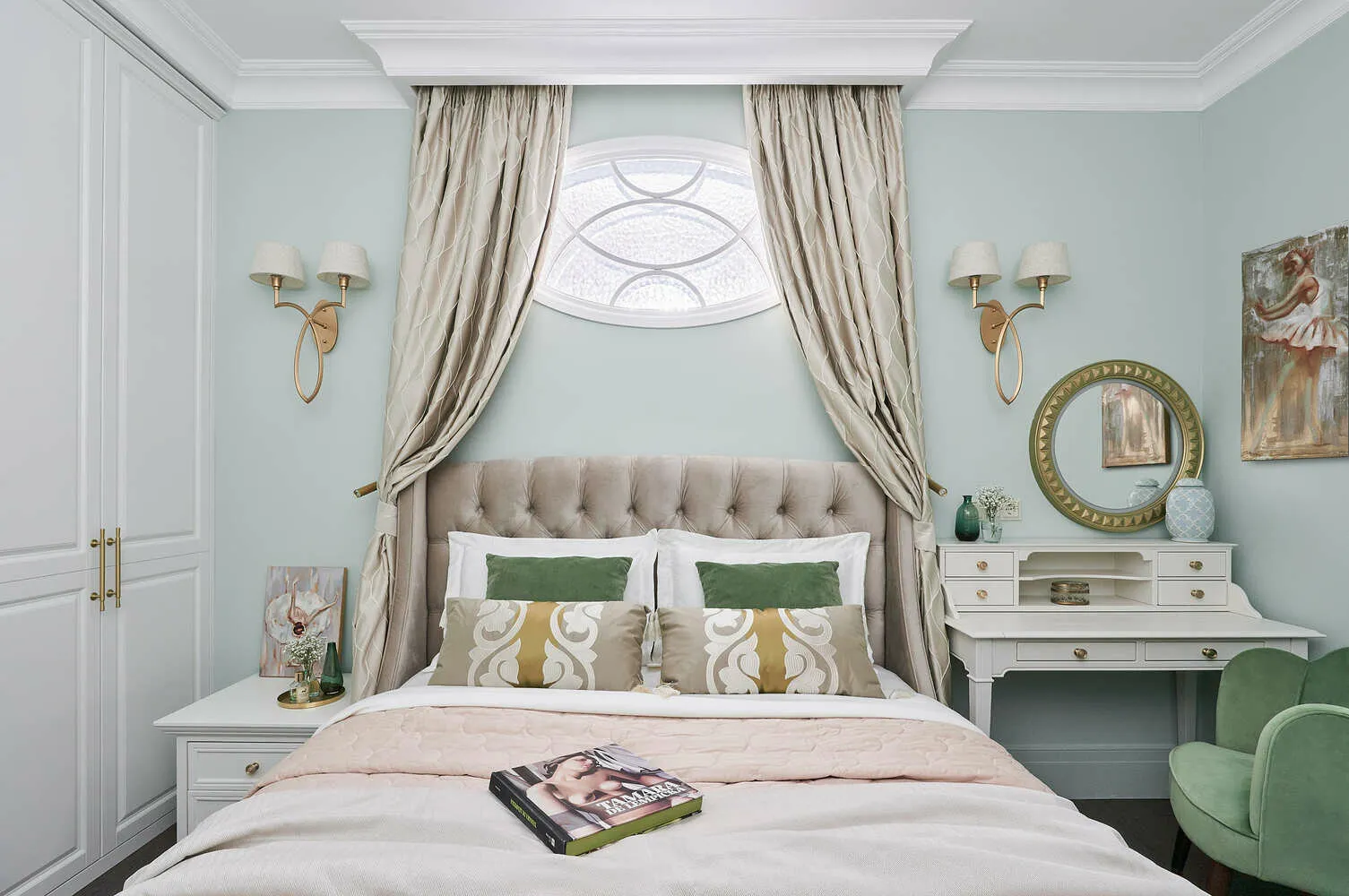 Foto: Dormitorio en estilo Clásico, Vivienda, Proyecto de la Semana, Moscú, Edificio de ladrillo, 3 habitaciones, 60-90 m², Alena Chmeléva, Art Concept – fotos en nuestro sitio web