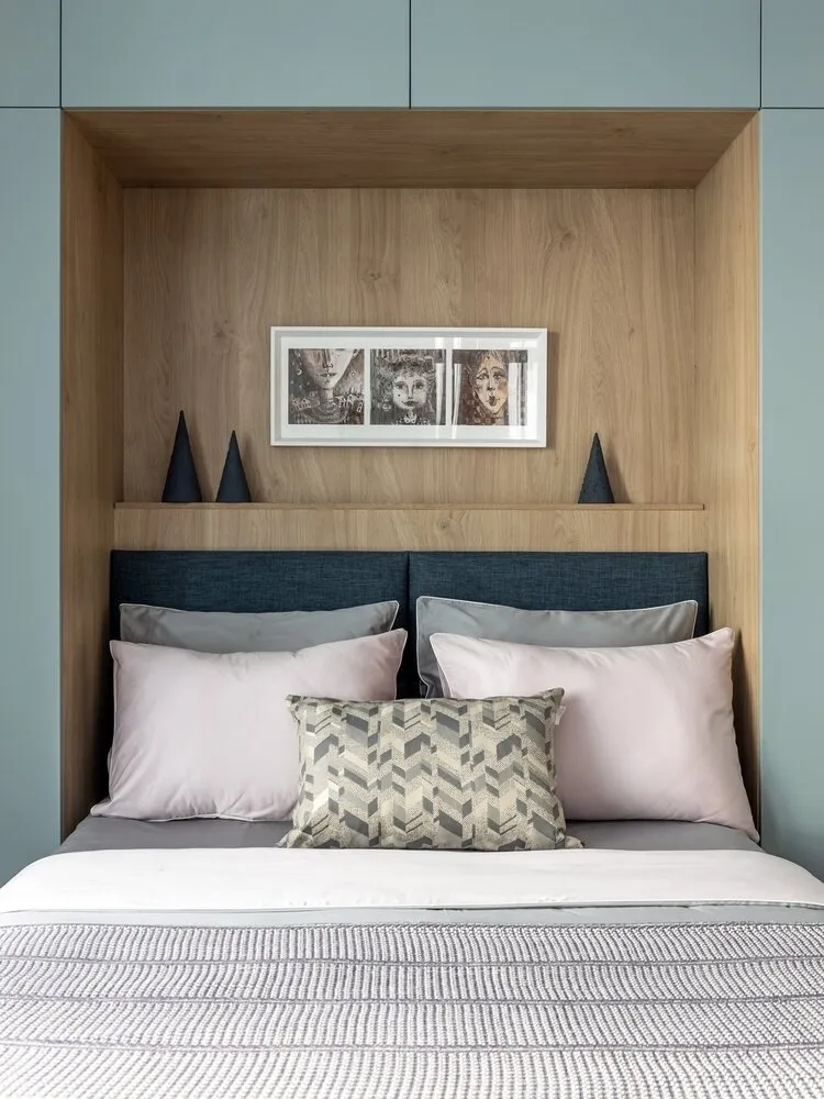 En el dormitorio se añadió la textura de madera a un color monocromático para hacer que la habitación sea más cálida.