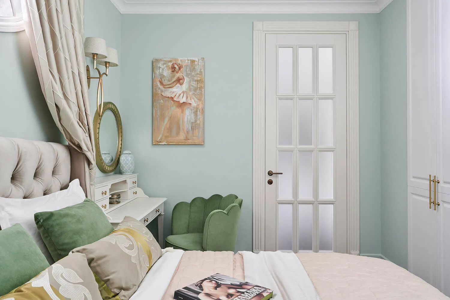 Foto: Dormitorio en estilo Clásico, Vivienda, Proyecto de la Semana, Moscú, Edificio de ladrillo, 3 habitaciones, 60-90 m², Alena Chmeléva, Art Concept – fotos en nuestro sitio web