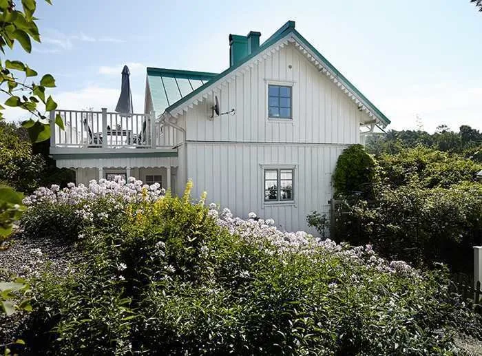 Photo: in Provence and Cottage style, Classic, Scandinavian, House, Sweden, White, Cottage, Beige, House and cottage – photo on our website