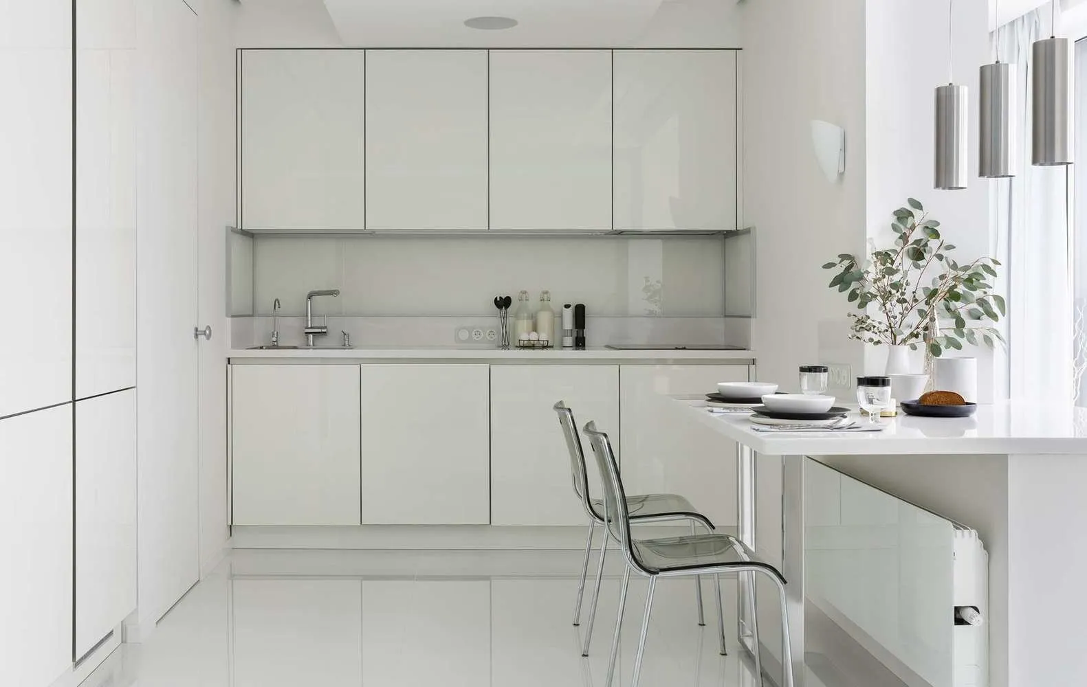 照片：极简风格厨房与餐厅，指南 – 我们的网站上的照片