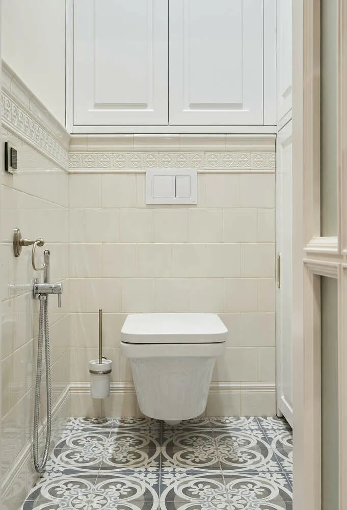 La zona del baño se revistió con azulejos hasta la altura de instalación de 120 cm, y encima se hizo pintura. Esta solución no parece opresiva visualmente en espacios pequeños.