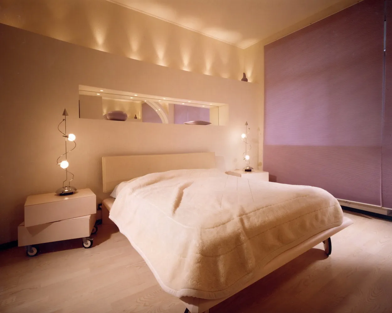 照片：极简风格卧室，提示 – 我们网站上的照片