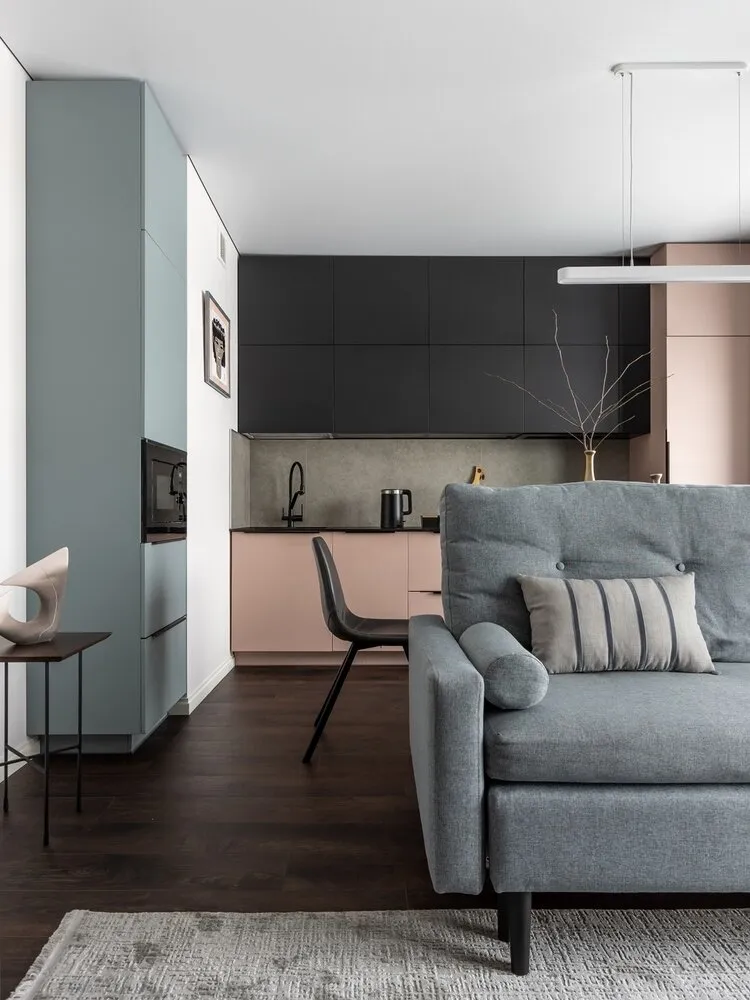 La combinación del color rosa y el más brutal negro y concreto también nació de los deseos de los clientes, una mezcla de sus personalidades.