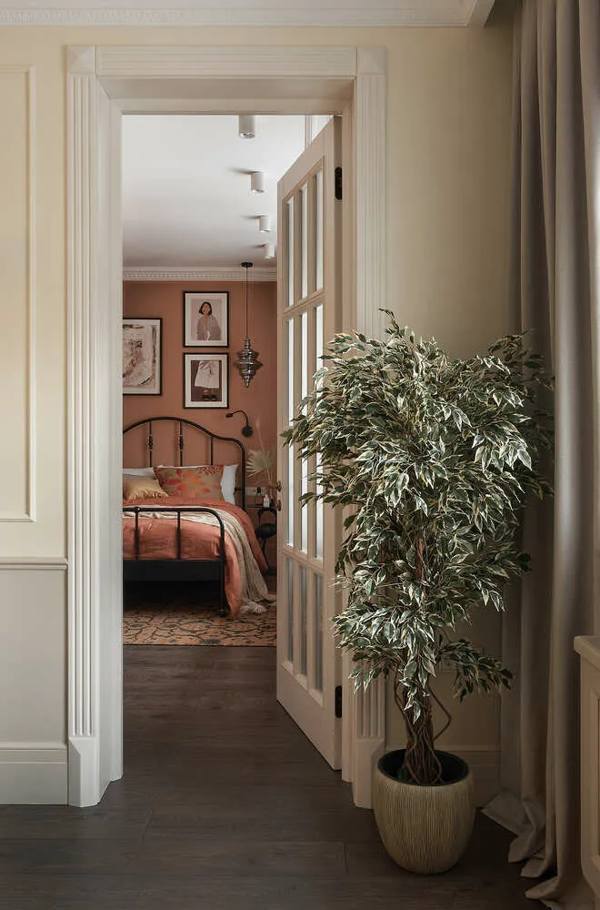 Un interesante luminario colgante en la habitación de la hija se colocó a lo largo del eje del hueco, claramente visible desde la sala. Los clientes querían los huecos lo más altos posibles. Pero para que las puertas no parecieran pesadas, decidieron hacerlas con vidrio templado y mate. Las puertas tienen una altura de 250 cm.