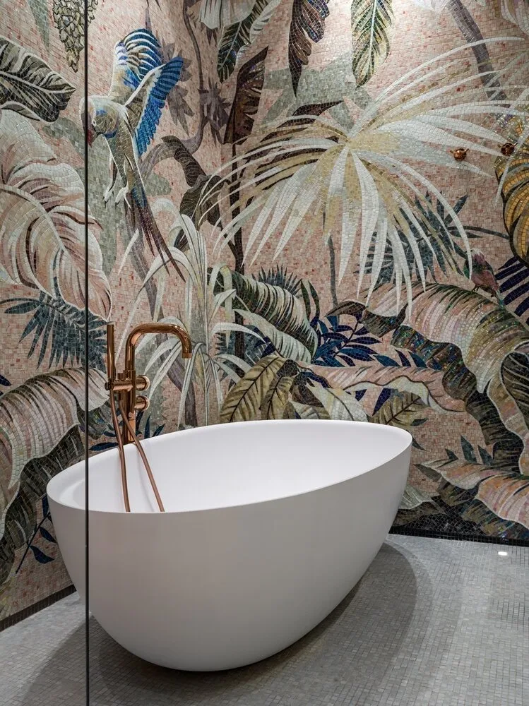 Para el revestimiento del baño se utilizó una mosaica original. La parte principal de esta zona es una gran bañera con armario de ducha. Para conectar el baño con la habitación principal se utiliza iluminación puntual incrustada en el suelo.