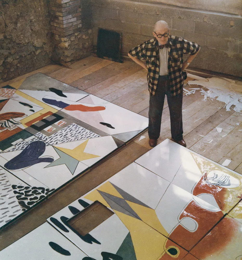 勒·柯布西耶：‘我们周围的一切都是几何学！’ 照片中，这位建筑师正在巴黎工作室里为诺特丹德波特教堂的门涂上搪瓷。1955年。