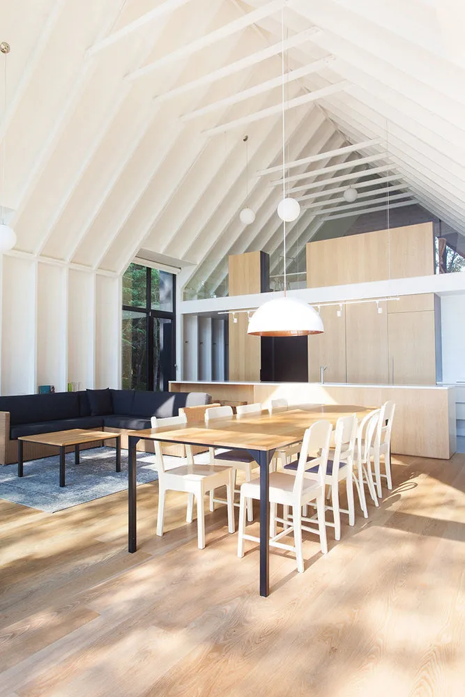 照片：极简风格厨房与餐厅，现代别墅，加拿大，小屋，魁北克，超过90平方米 – 我们网站上的照片