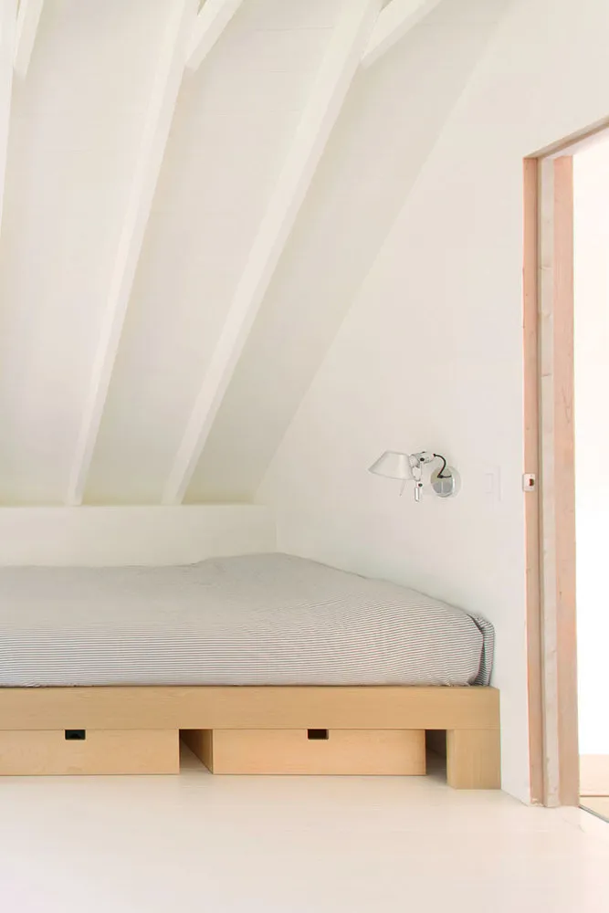 照片：极简风格卧室，现代别墅，加拿大，小屋，魁北克，超过90平方米 – 我们网站上的照片