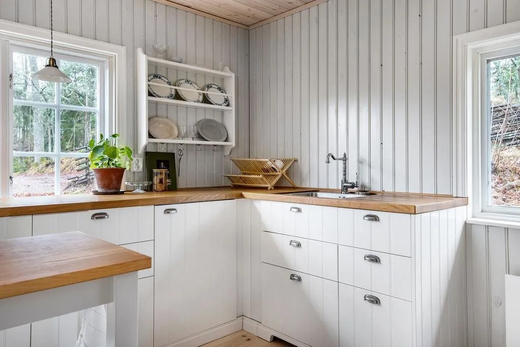 照片:普罗旺斯乡村风格房屋中的厨房和餐厅,北欧风格,房屋,白色,极简主义,红色,灰色,家居与花园,40-60平方米 – 我们网站上的照片