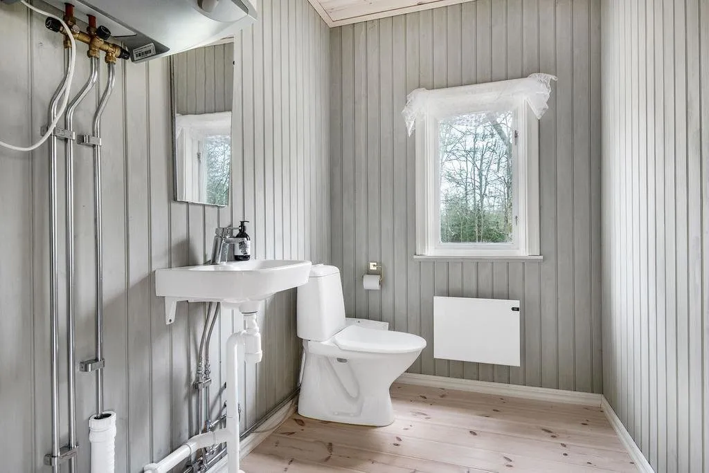 照片:普罗旺斯乡村风格房屋中的浴室,白色,极简主义,红色,灰色,家居与花园,40-60平方米 – 我们网站上的照片