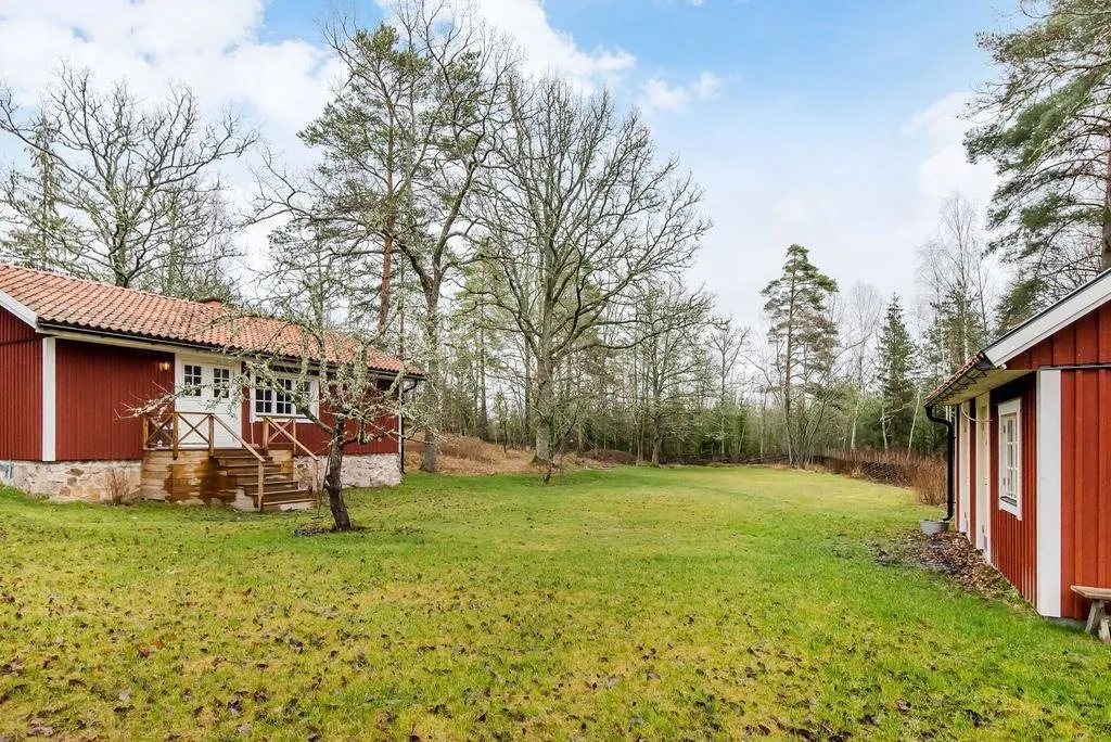 照片:现代、北欧风格房屋中的厨房和餐厅,白色,极简主义,红色,灰色,家居与花园,40-60平方米 – 我们网站上的照片