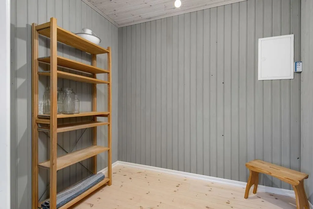 照片:普罗旺斯乡村风格房屋中的门厅,白色,极简主义,红色,灰色,家居与花园,40-60平方米 – 我们网站上的照片