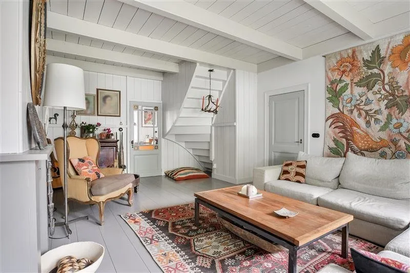 照片：混合风格客厅，室内装饰，房屋，技巧，白色，小屋，灰色 – 我们网站上的照片