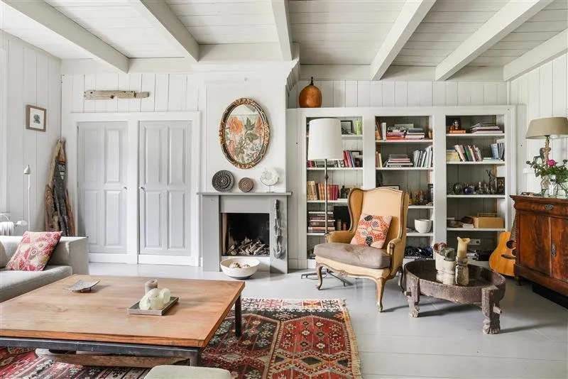 照片：混合风格客厅，室内装饰，房屋，技巧，白色，小屋，灰色 – 我们网站上的照片