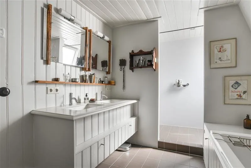 照片：斯堪的纳维亚浴室，室内装饰，房屋，技巧，白色，小屋，灰色 – 我们网站上的照片