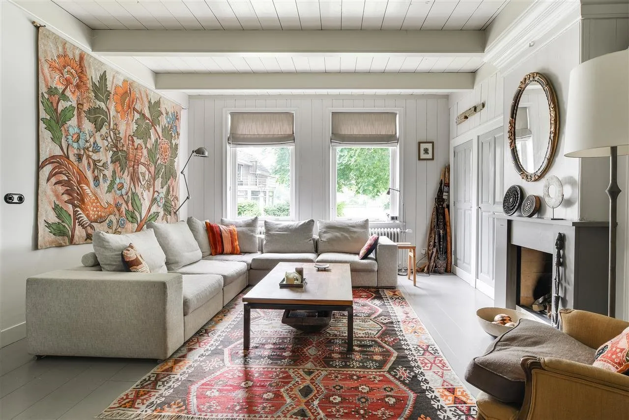 照片：混合风格客厅，室内装饰，房屋，技巧，白色，小屋，灰色 – 我们网站上的照片