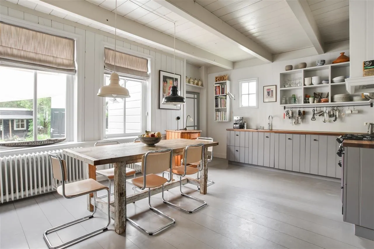 照片：斯堪的纳维亚厨房和餐厅，室内装饰，房屋，技巧，白色，小屋，灰色 – 我们网站上的照片