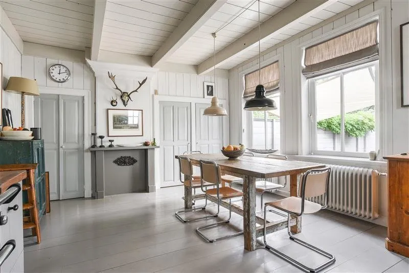 照片：斯堪的纳维亚厨房和餐厅，室内装饰，房屋，技巧，白色，小屋，灰色 – 我们网站上的照片