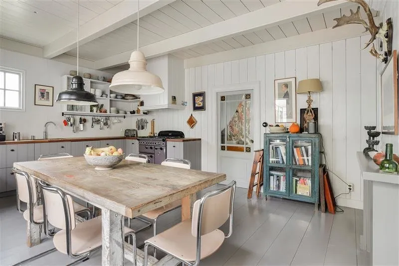 照片：斯堪的纳维亚厨房和餐厅，室内装饰，房屋，技巧，白色，小屋，灰色 – 我们网站上的照片