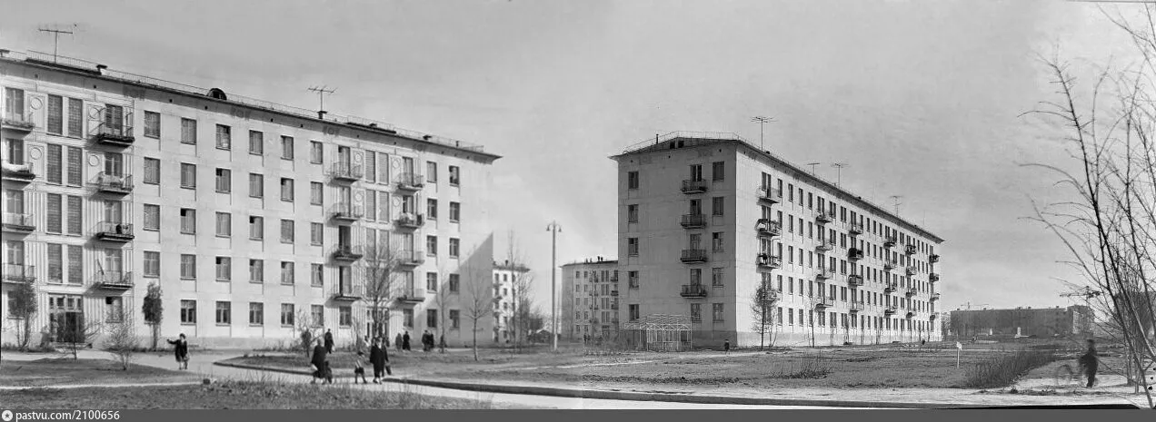 Foto: construcción del edificio №16 en la calle Grimaу, 1957. Sitio web www.pastvu.com.