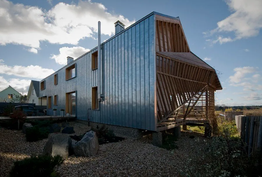 镀锌外墙房屋。建筑师Totan Kuzembayev