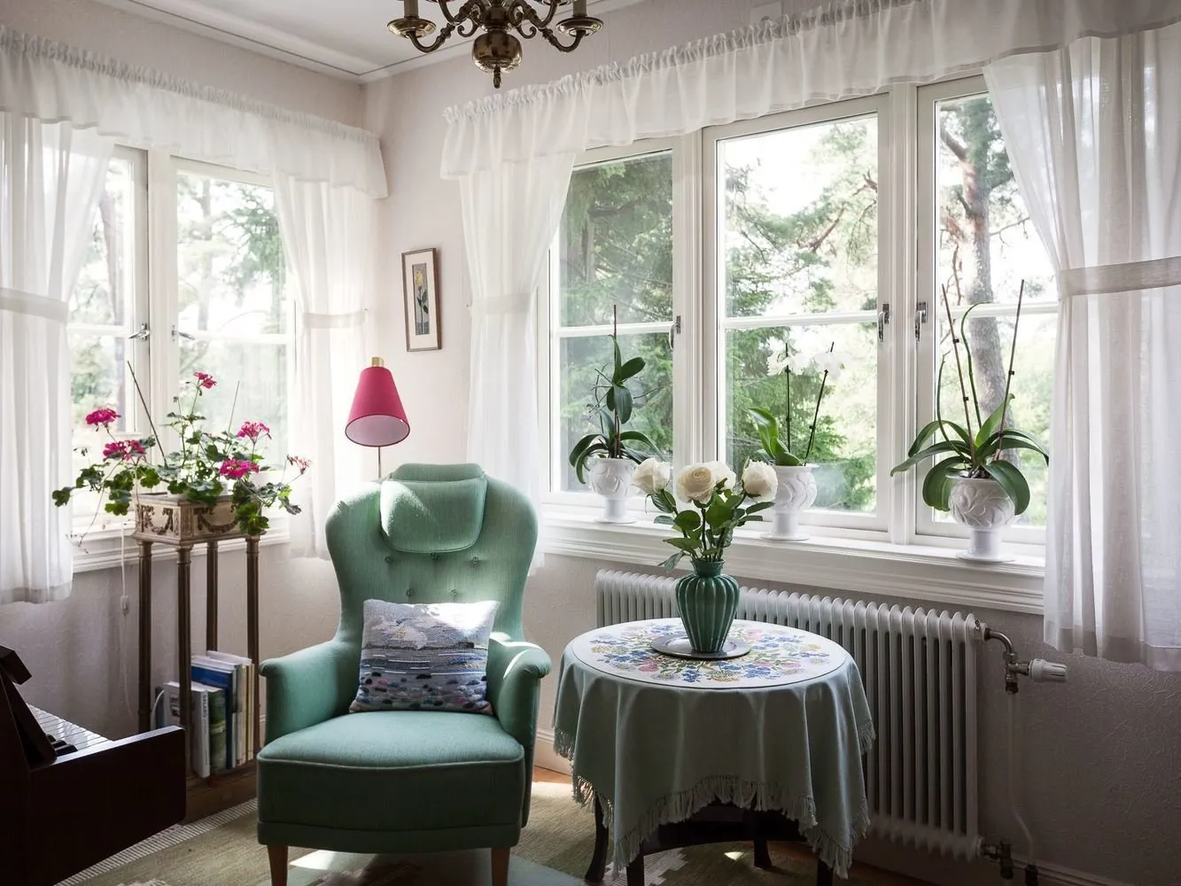 Фотография: в стиле , Прованс и Кантри, Скандинавский, Дом, Белый, Дача, Особняк, Красный, Зеленый, Дом и дача, Более 90 метров – фото на нашем сайте