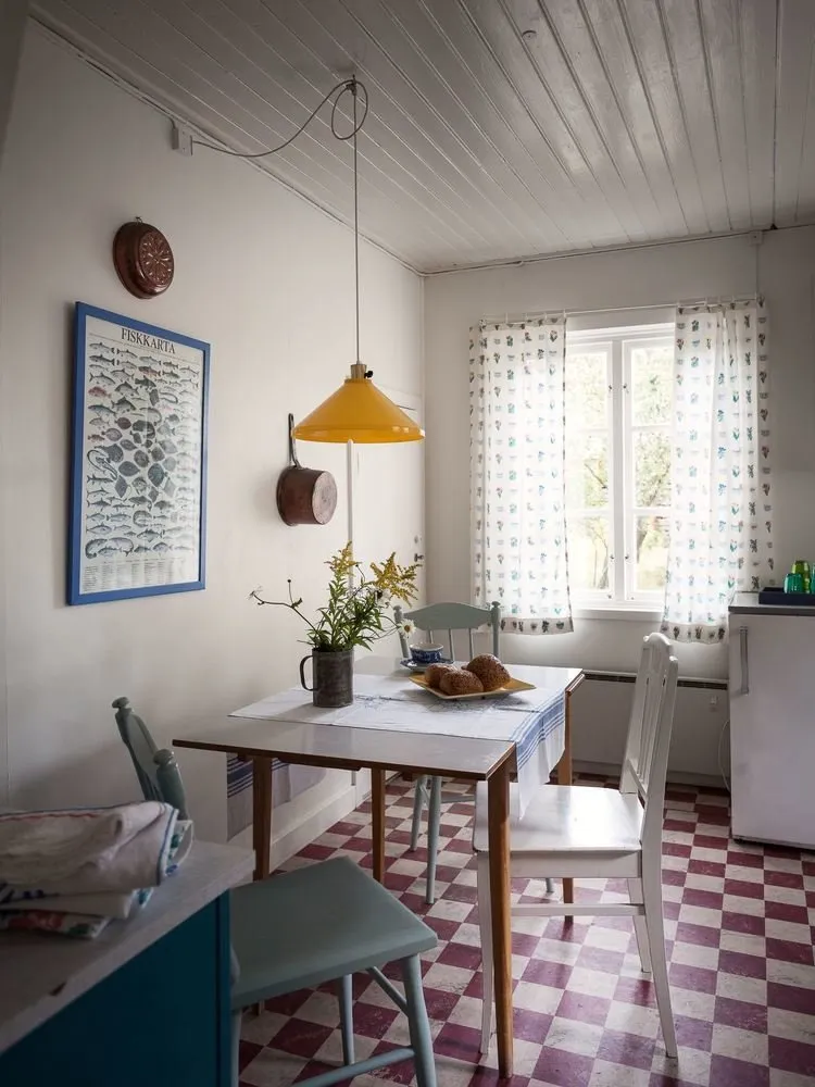 Фотография: в стиле , Прованс и Кантри, Скандинавский, Дом, Белый, Дача, Особняк, Красный, Зеленый, Дом и дача, Более 90 метров – фото на нашем сайте