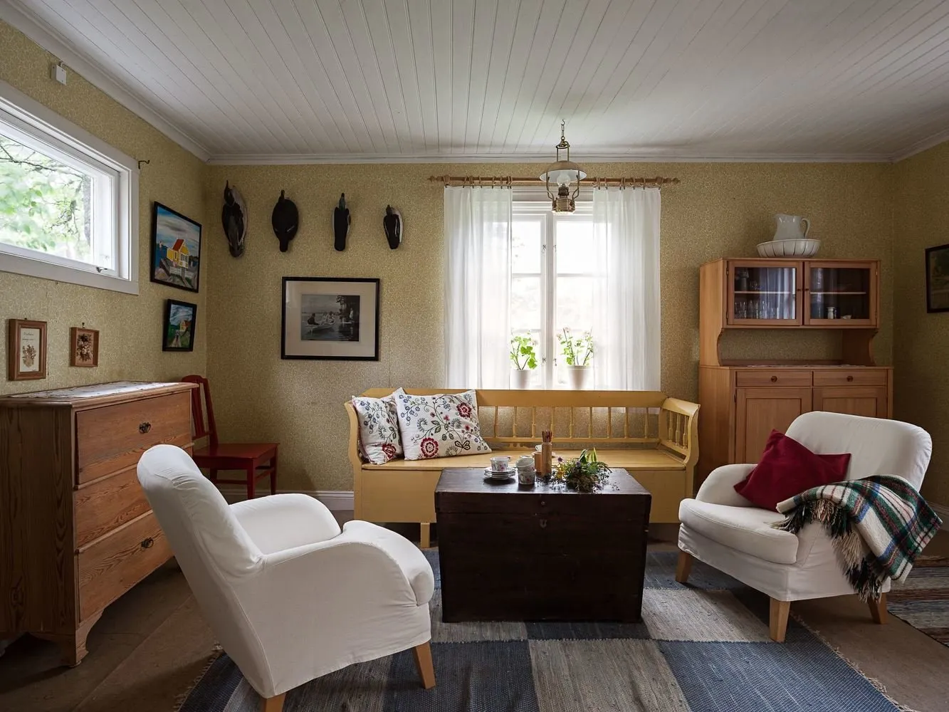 Фотография: в стиле , Прованс и Кантри, Скандинавский, Дом, Белый, Дача, Особняк, Красный, Зеленый, Дом и дача, Более 90 метров – фото на нашем сайте