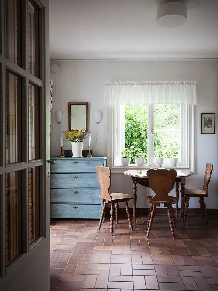 Фотография:  в стиле , Прованс и Кантри, Скандинавский, Дом, Белый, Дача, Особняк, Красный, Зеленый, Дом и дача, Более 90 метров – фото на нашем сайте