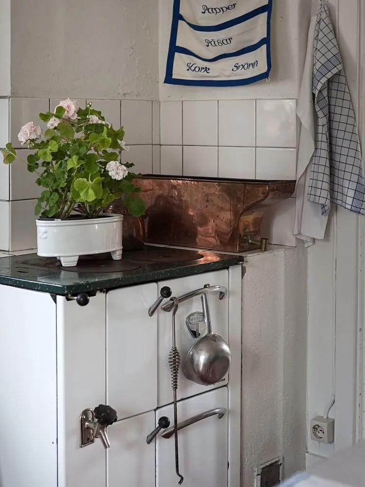 Фотография:  в стиле , Прованс и Кантри, Скандинавский, Дом, Белый, Дача, Особняк, Красный, Зеленый, Дом и дача, Более 90 метров – фото на нашем сайте