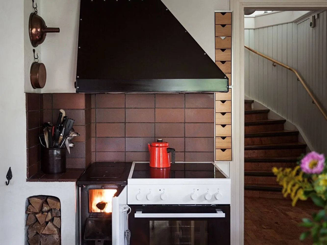 Фотография: в стиле , Прованс и Кантри, Скандинавский, Дом, Белый, Дача, Особняк, Красный, Зеленый, Дом и дача, Более 90 метров – фото на нашем сайте