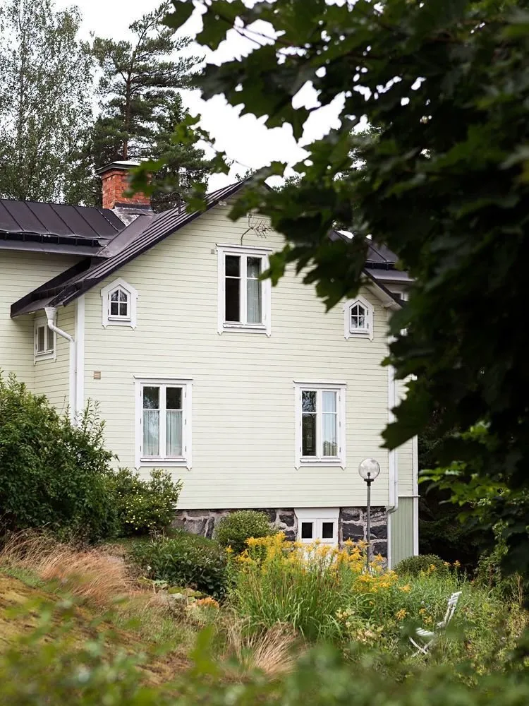 Фотография:  в стиле , Прованс и Кантри, Скандинавский, Дом, Белый, Дача, Особняк, Красный, Зеленый, Дом и дача, Более 90 метров – фото на нашем сайте