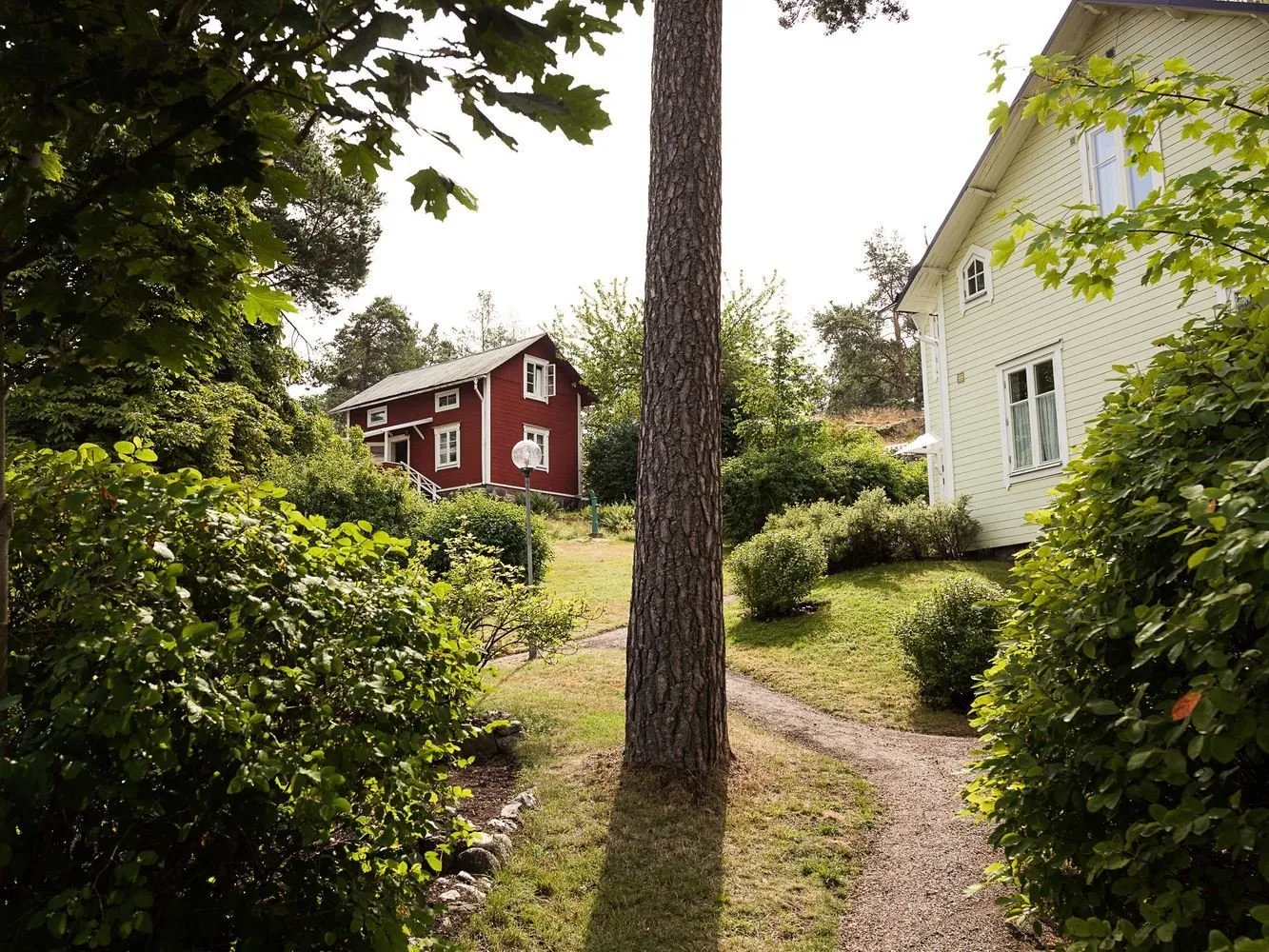 Фотография:  в стиле , Прованс и Кантри, Скандинавский, Дом, Белый, Дача, Особняк, Красный, Зеленый, Дом и дача, Более 90 метров – фото на нашем сайте