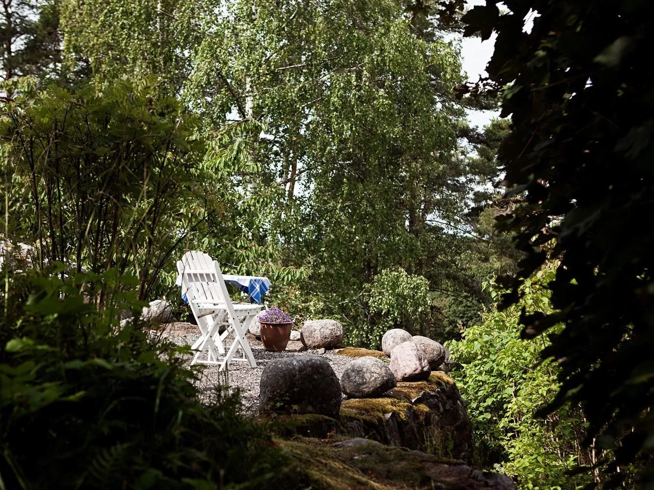 Фотография:  в стиле , Прованс и Кантри, Скандинавский, Дом, Белый, Дача, Особняк, Красный, Зеленый, Дом и дача, Более 90 метров – фото на нашем сайте